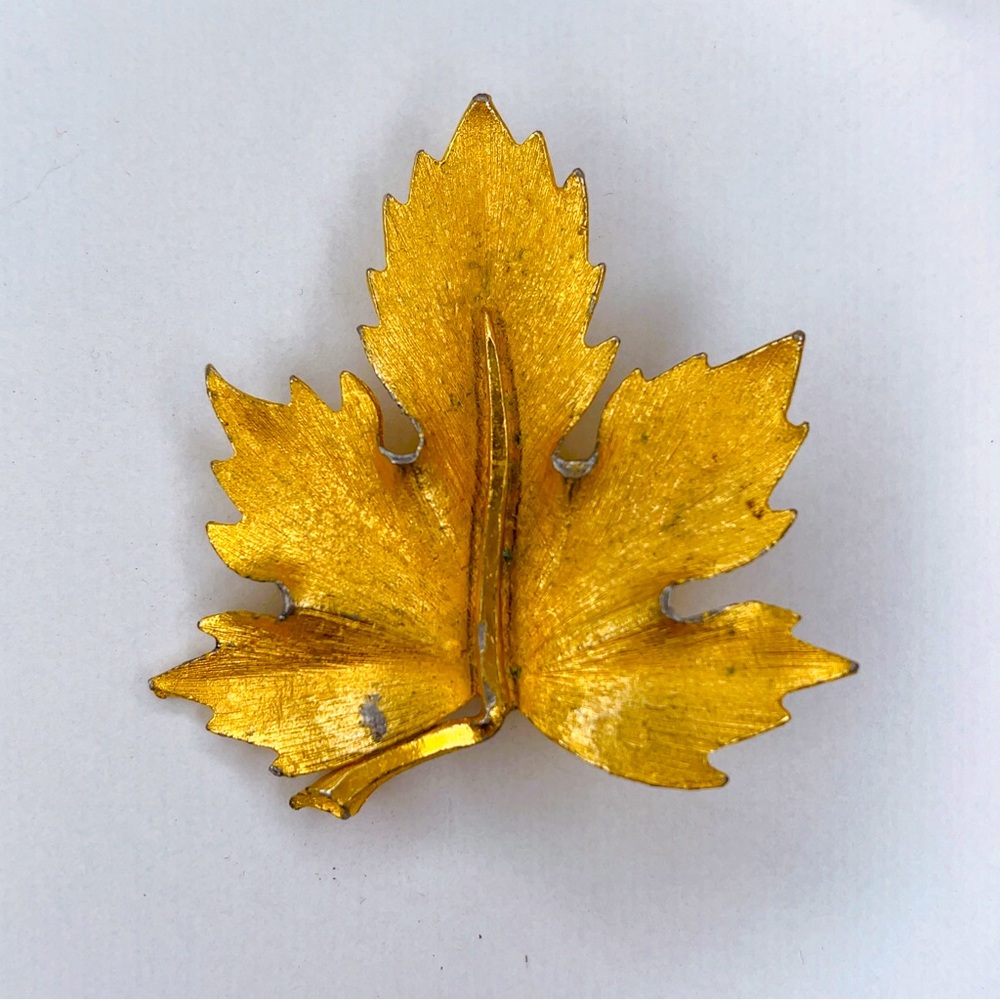 Mamselle leaf 🍁 maple gold brooch vintage
